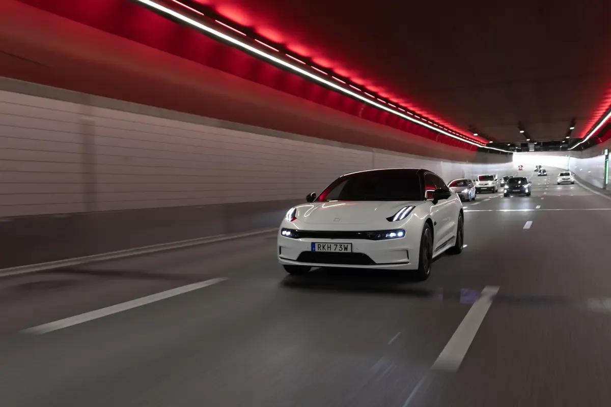Elettronauti - Zeekr 001 Long Range RWD - Grigio - Esterno - Vista anteriore a tre quarti