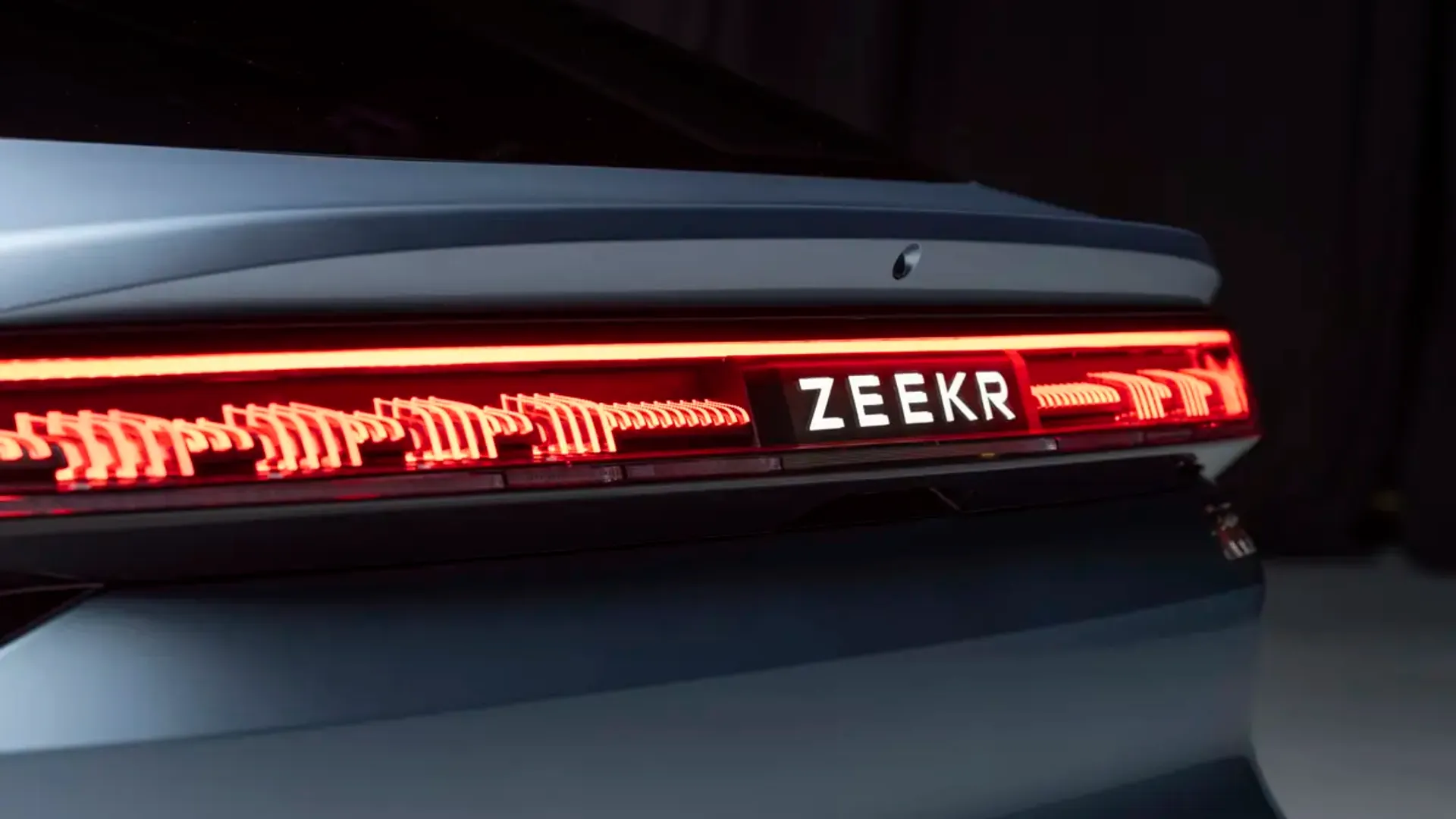 Elettronauti - Zeekr 001 Long Range RWD - Grigio - Esterno - Vista posteriore