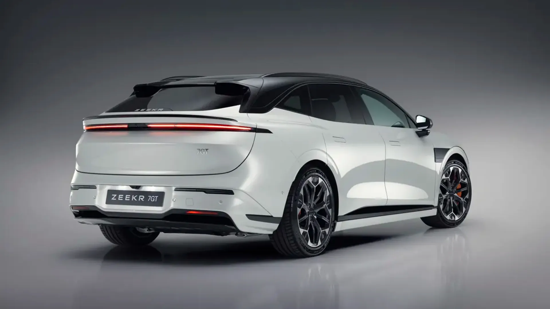 Elettronauti - Zeekr 7GT Core RWD - Grigio - Esterno - Vista anteriore a tre quarti