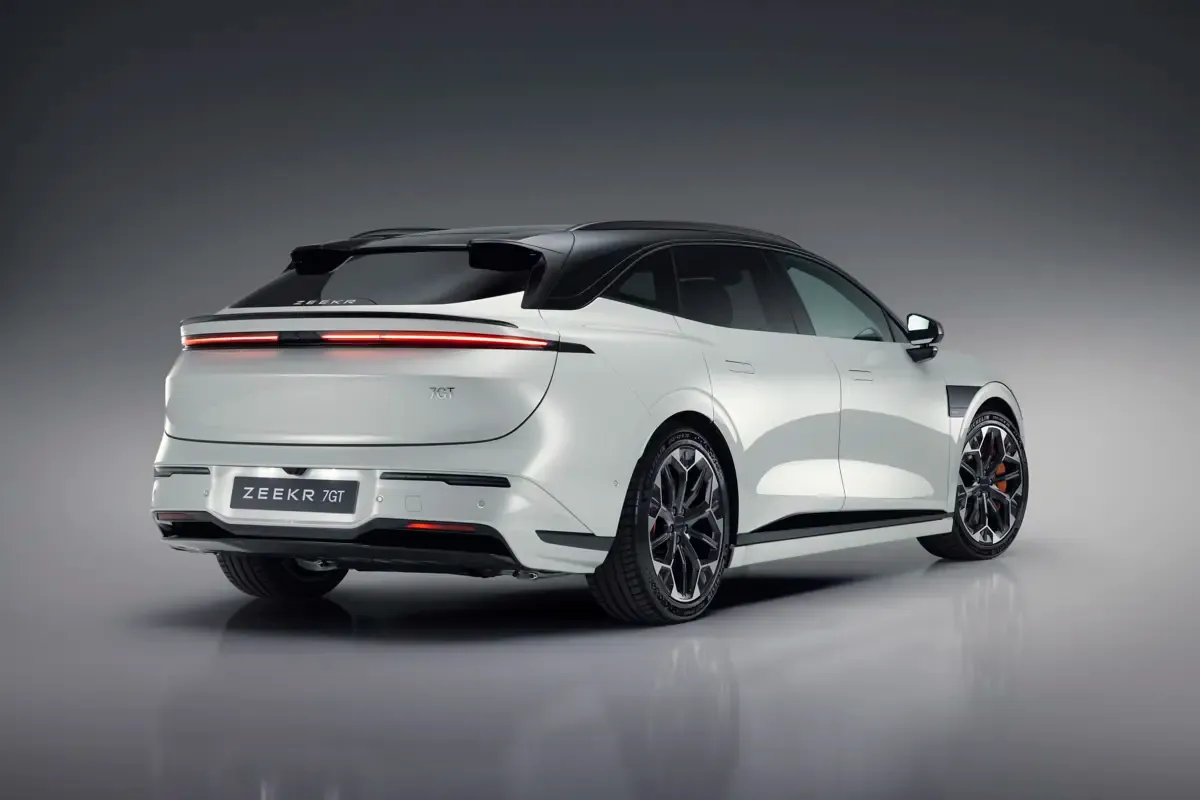 Elettronauti - Zeekr 7GT Core RWD - Grigio - Esterno - Vista anteriore a tre quarti