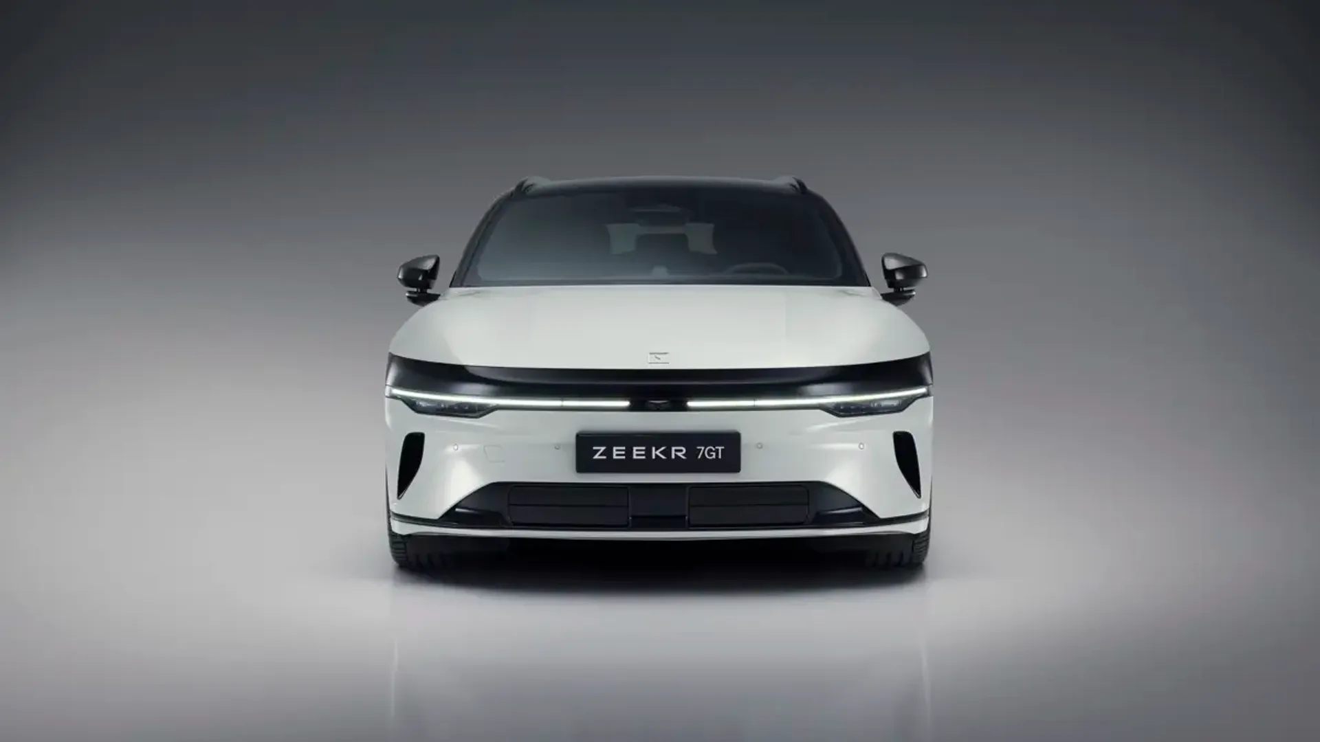Elettronauti - Zeekr 7GT Core RWD - Grigio - Esterno - Vista anteriore a tre quarti