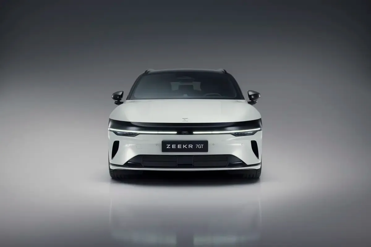 Elettronauti - Zeekr 7GT Core RWD - Grigio - Esterno - Vista anteriore a tre quarti