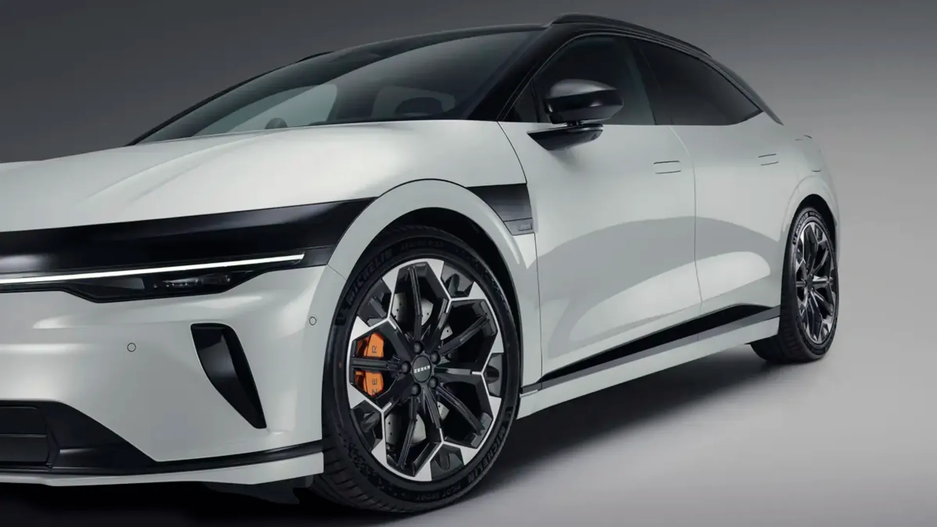 Elettronauti - Zeekr 7GT Long Range RWD - Grigio - Esterno - Vista anteriore a tre quarti