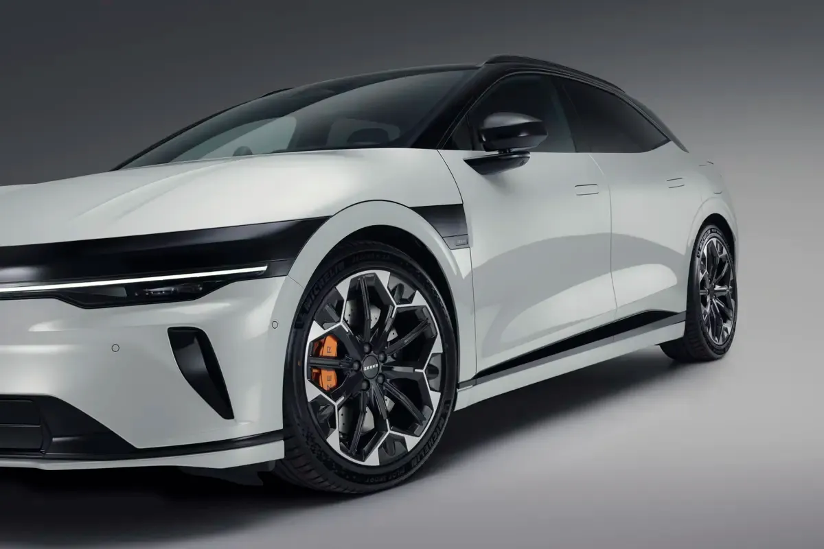 Elettronauti - Zeekr 7GT Long Range RWD - Grigio - Esterno - Vista anteriore a tre quarti