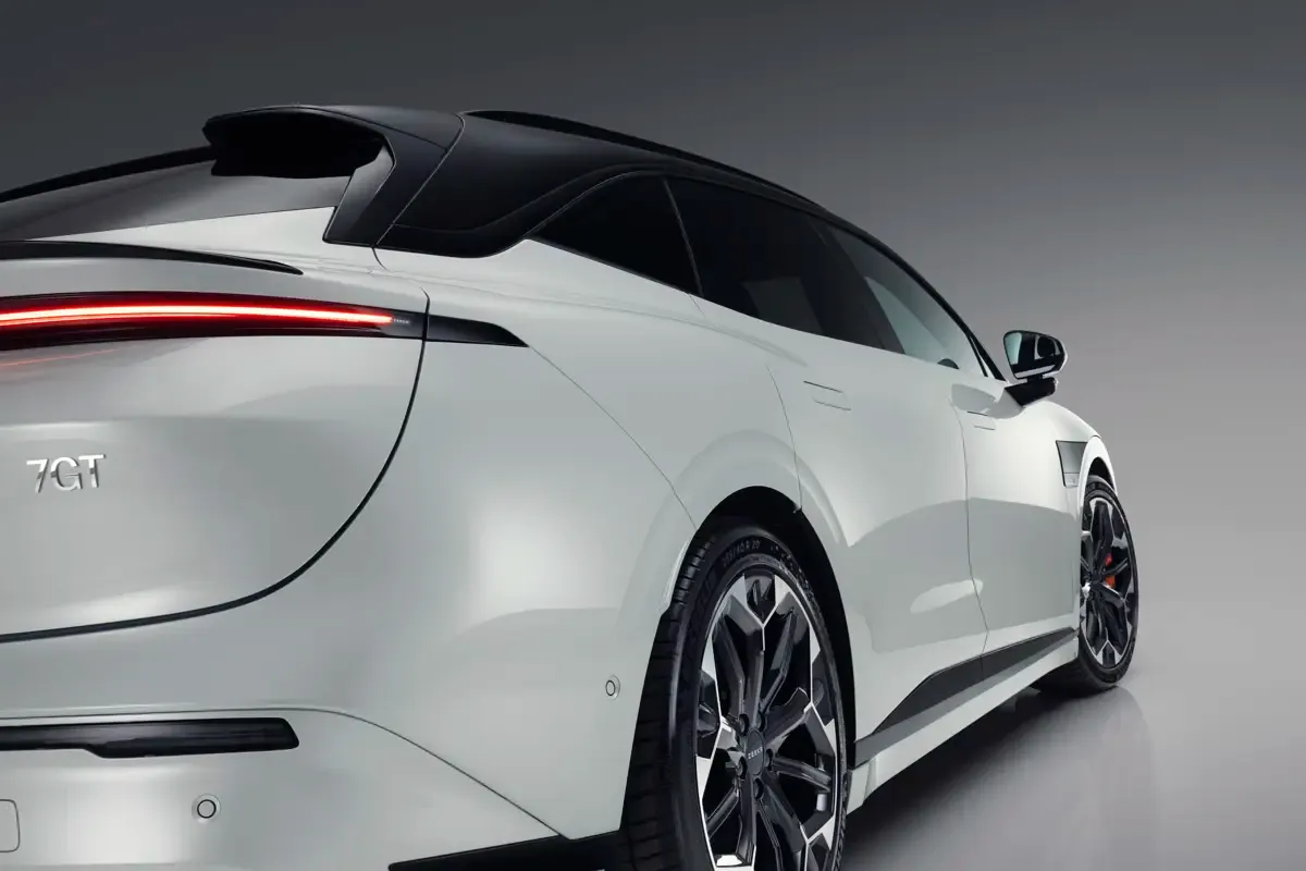 Elettronauti - Zeekr 7GT Core RWD - Argento - Esterno - Vista anteriore a tre quarti