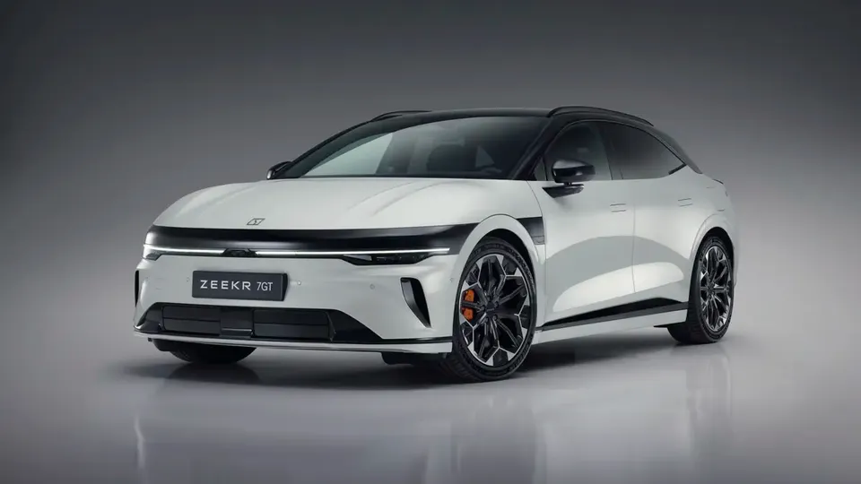 Elettronauti - Zeekr 7GT Long Range RWD - Bianco - Esterno - Vista anteriore a tre quarti