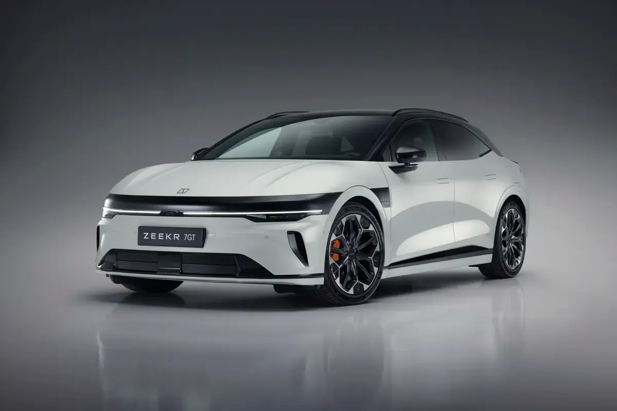 Elettronauti - Zeekr 7GT Long Range RWD - Bianco - Esterno - Vista anteriore a tre quarti