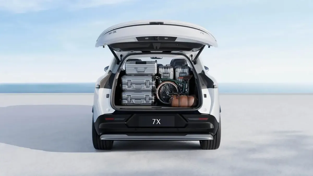 Elettronauti - Zeekr 7X Core RWD - Bianco - Vano di carico - Bagagliaio