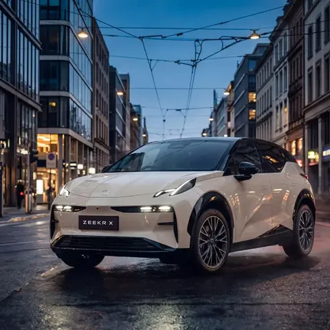 Elettronauti - Zeekr X Privilege AWD - Beige - Esterno - Vista anteriore a tre quarti