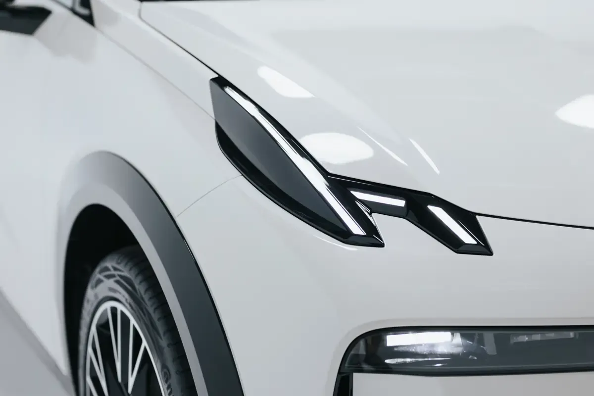 Elettronauti - Zeekr X Long Range RWD - Grigio - Esterno - Vista anteriore a tre quarti